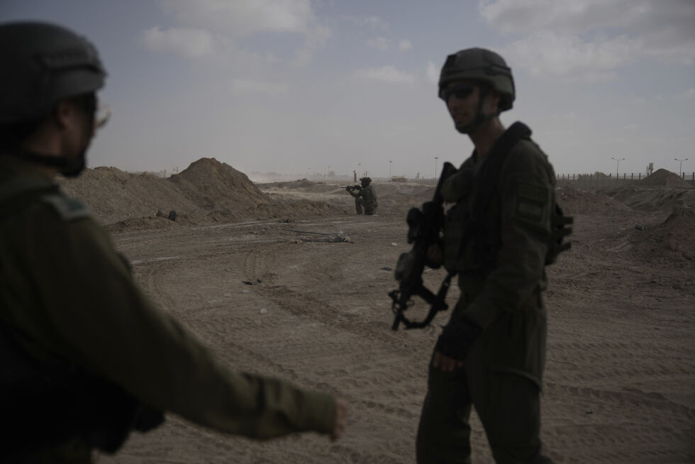 Israelske soldater inntar stillinger ved siden av Philadelphi-korridoren langs grensen til Egypt, på Gazastripen.
 Foto: AP Photo/Leo Correa/NTB