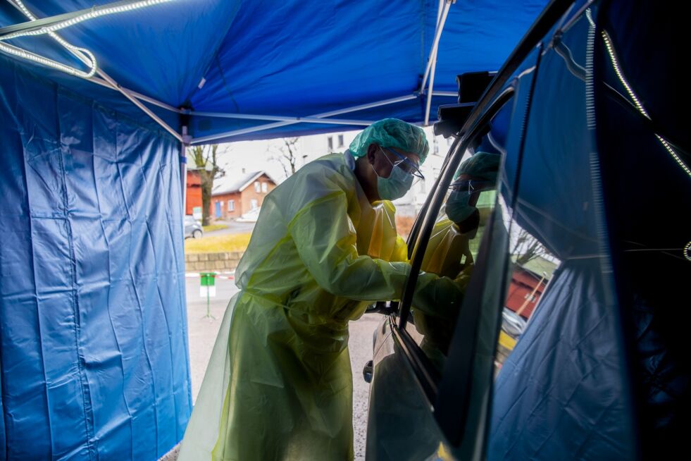 Tettbebodde Oslo og Akershus har 45 prosent av alle innlagte koronapasienter i Norge nå. Aker legevakt har satt opp en prøvetakingsstasjon der personer som mistenker at de er smittet av koronaviruset, kan komme med bil.
 Foto: Stian Lysberg Solum / NTB scanpix