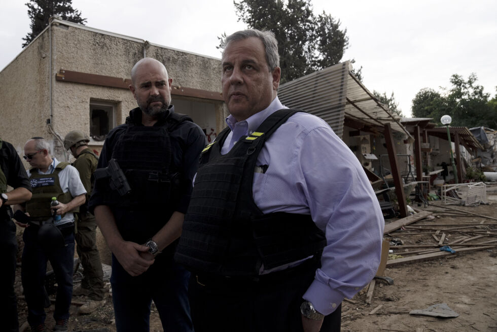 Tidligere guvernør i New Jersey Chris Christie besøkte kibbutz Kfar Azza, nær Gazagrensen 12. november. Der fikk han se med egne øyne hva terroristene fra Hamas gjorde 7. oktober.
 Foto: Maya Alleruzzo/AP/NTB